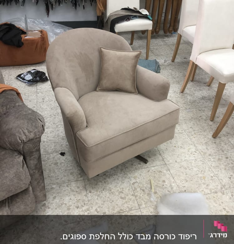 כיסא מרופד עם כרית תואמת על רצפה